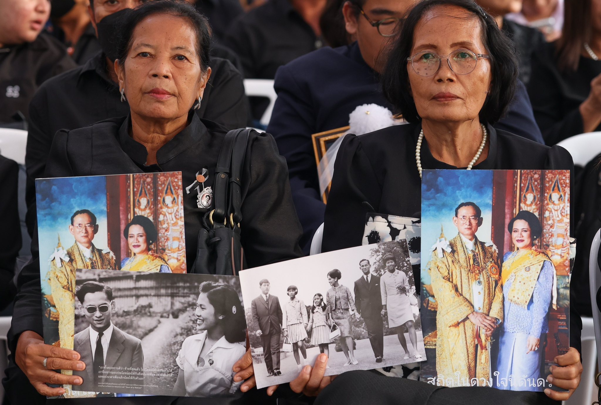  พสกนิกรหลั่งไหลเข้ากราบสักการะพระบรมศพ 'สมเด็จพระบรมราชชนนีพันปีหลวง' เป็นวันแรก ณ พระที่นั่งดุสิตมหาปราสาท ในพระบรมมหาราชวัง เพื่อแสดงความอาลัย "แม่ของแผ่นดิน" อย่างเนืองแน่นตลอดทั้งวัน