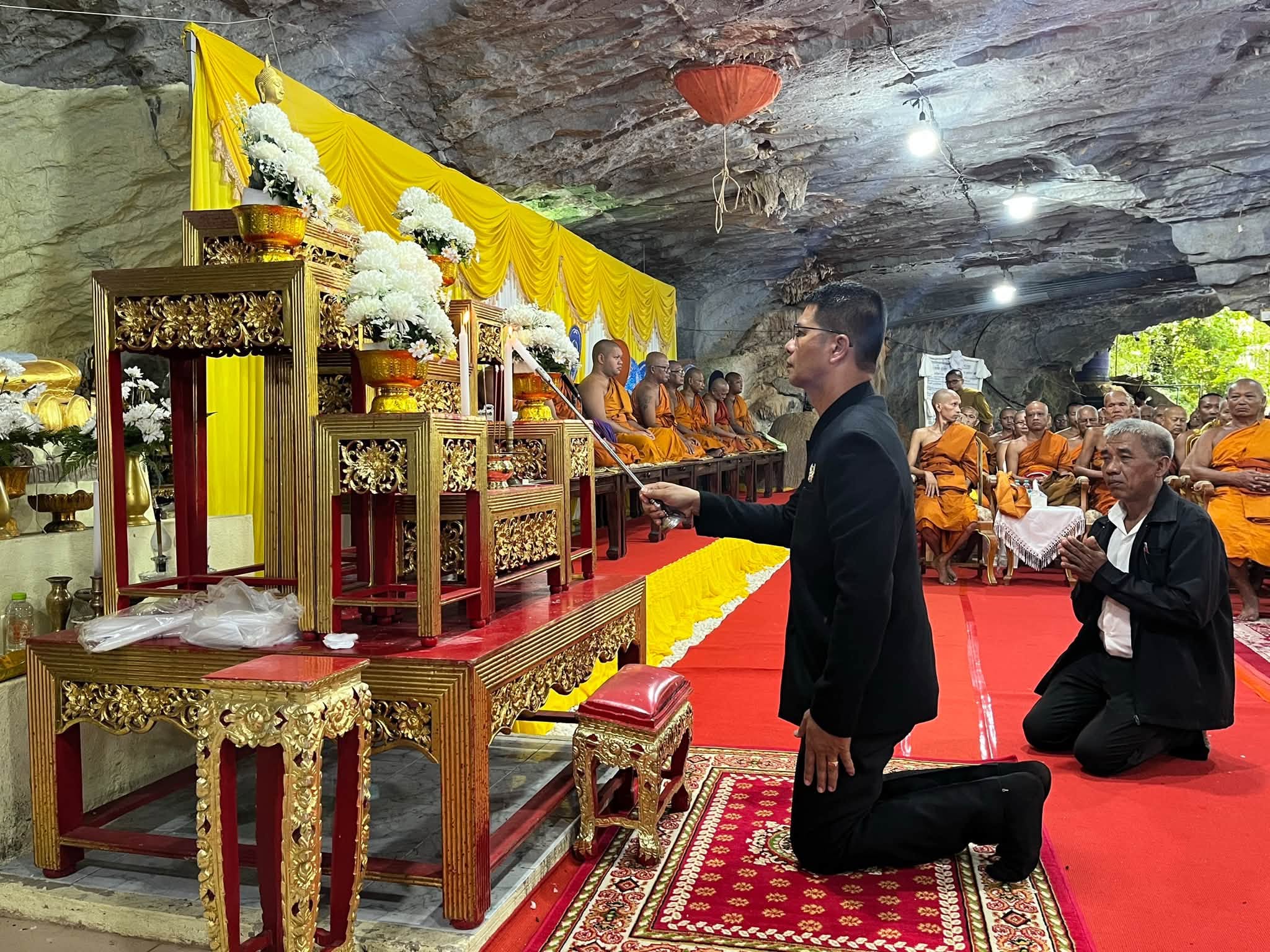 ผู้ว่าฯ สตูล เป็นประธานฝ่ายฆราวาส ในพิธีฌาปนกิจศพอุทิศถวายอดีตผู้ช่วยเจ้าอาวาสวัดย่านพัฒนา