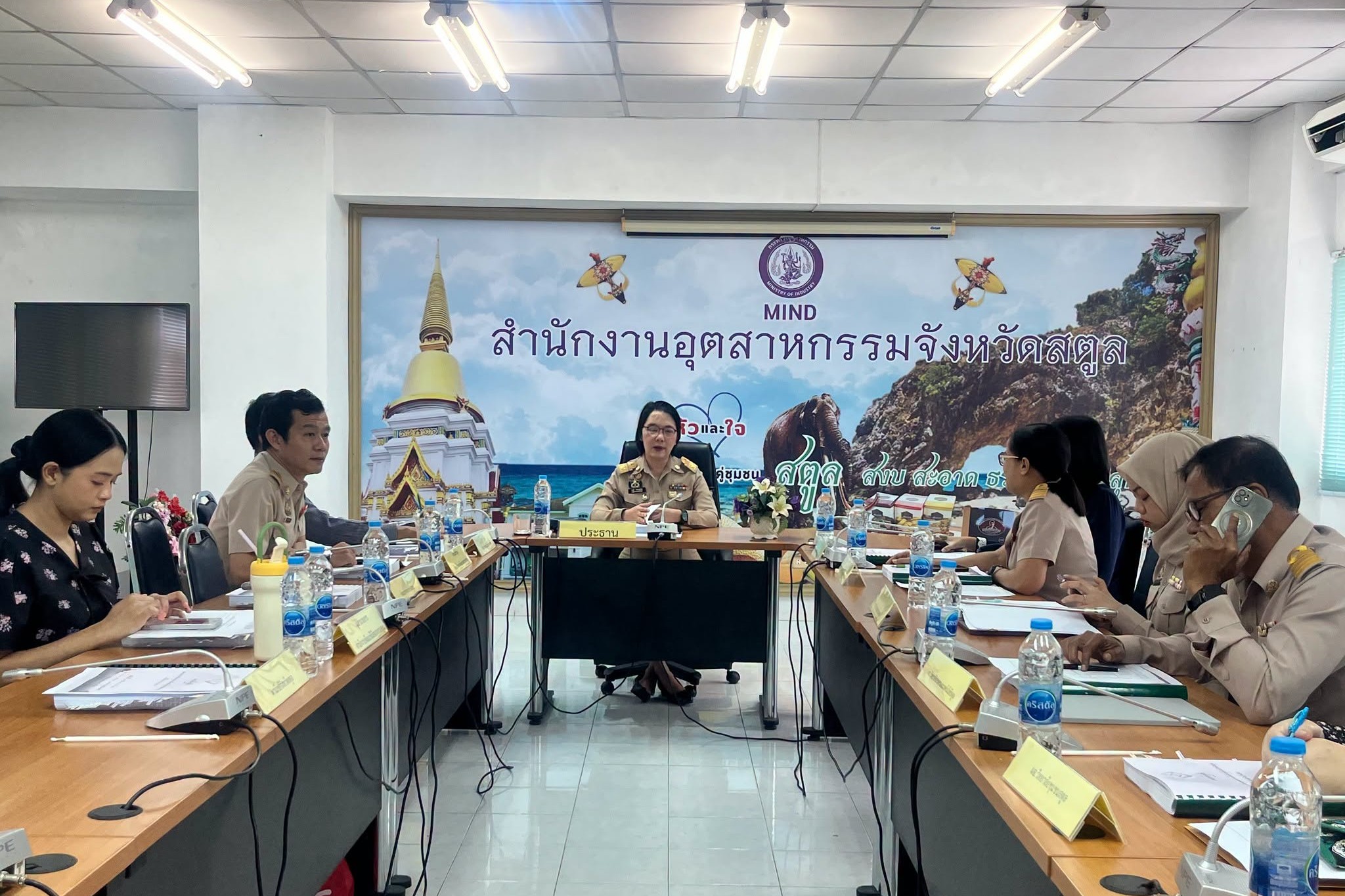 จังหวัดสตูลประชุมคณะกรรมการรับรองคุณภาพผลิตภัณฑ์ชุมชน พิจารณา 21 คำขอ 21 ผลิตภัณฑ์ มุ่งยกระดับมาตรฐานสินค้าชุมชน