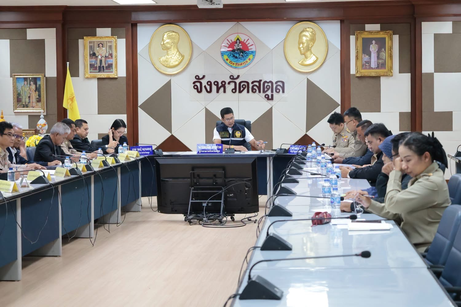 จังหวัดสตูลประชุมเตรียมความพร้อมจัดพิธีถวายดอกไม้จันทน์ส่วนภูมิภาค รองรับพระราชพิธีถวายพระเพลิงพระบรมศพฯ