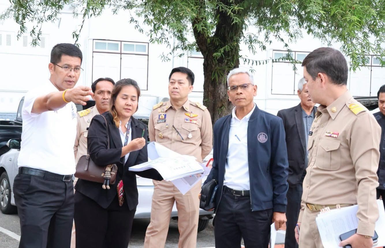 ผู้ว่าฯ สตูล นำคณะลงพื้นที่สำรวจลานหน้าศาลากลางจังหวัด เตรียมจัดพิธีถวายดอกไม้จันทน์ส่วนภูมิภาค