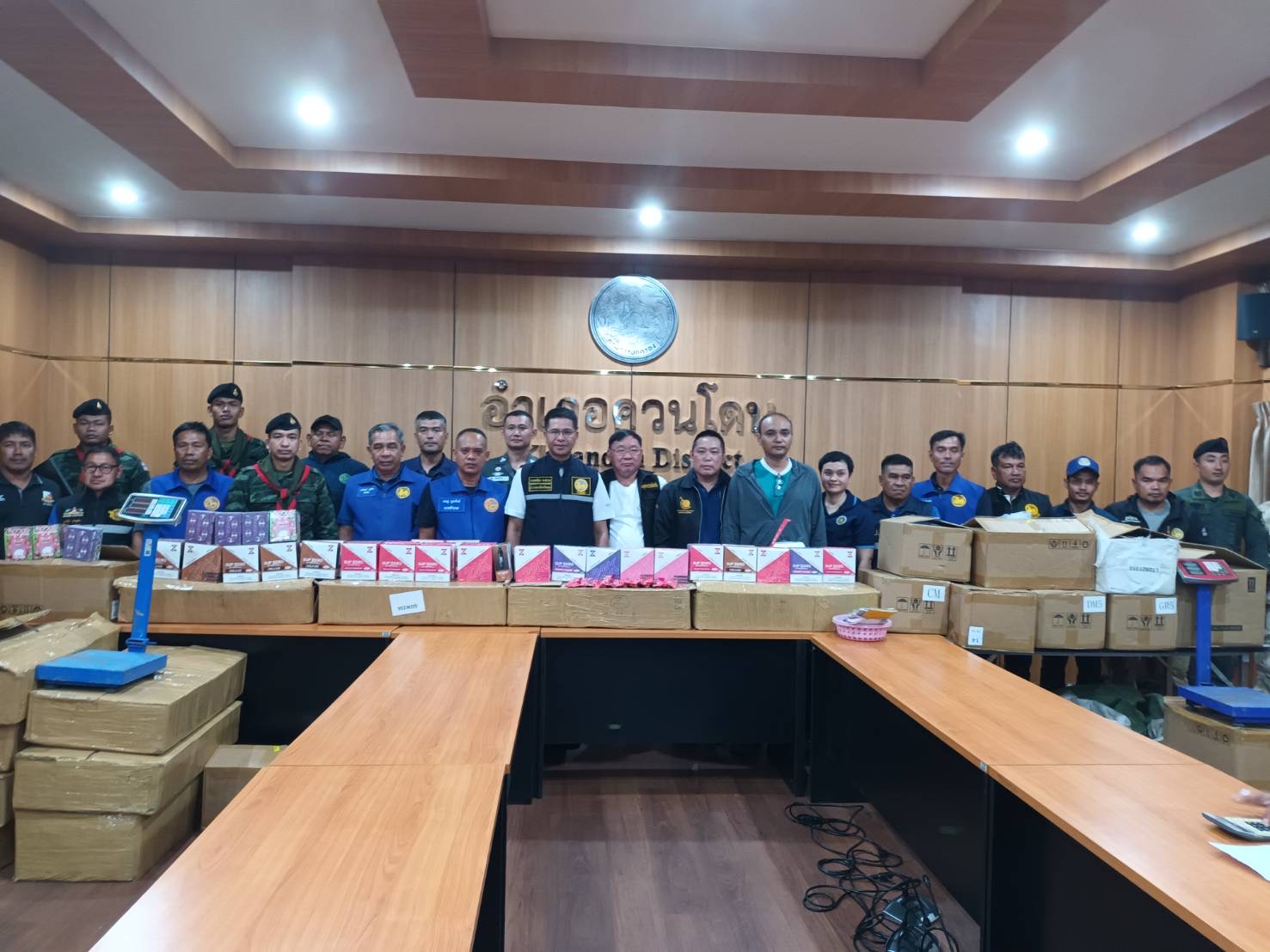 ผู้ว่าฯ สตูล นำกำลังบุกจับขบวนการลักลอบนำเข้าบุหรี่ไฟฟ้าจากมาเลเซีย ยึดของกลางกว่า 8,000 ชิ้น