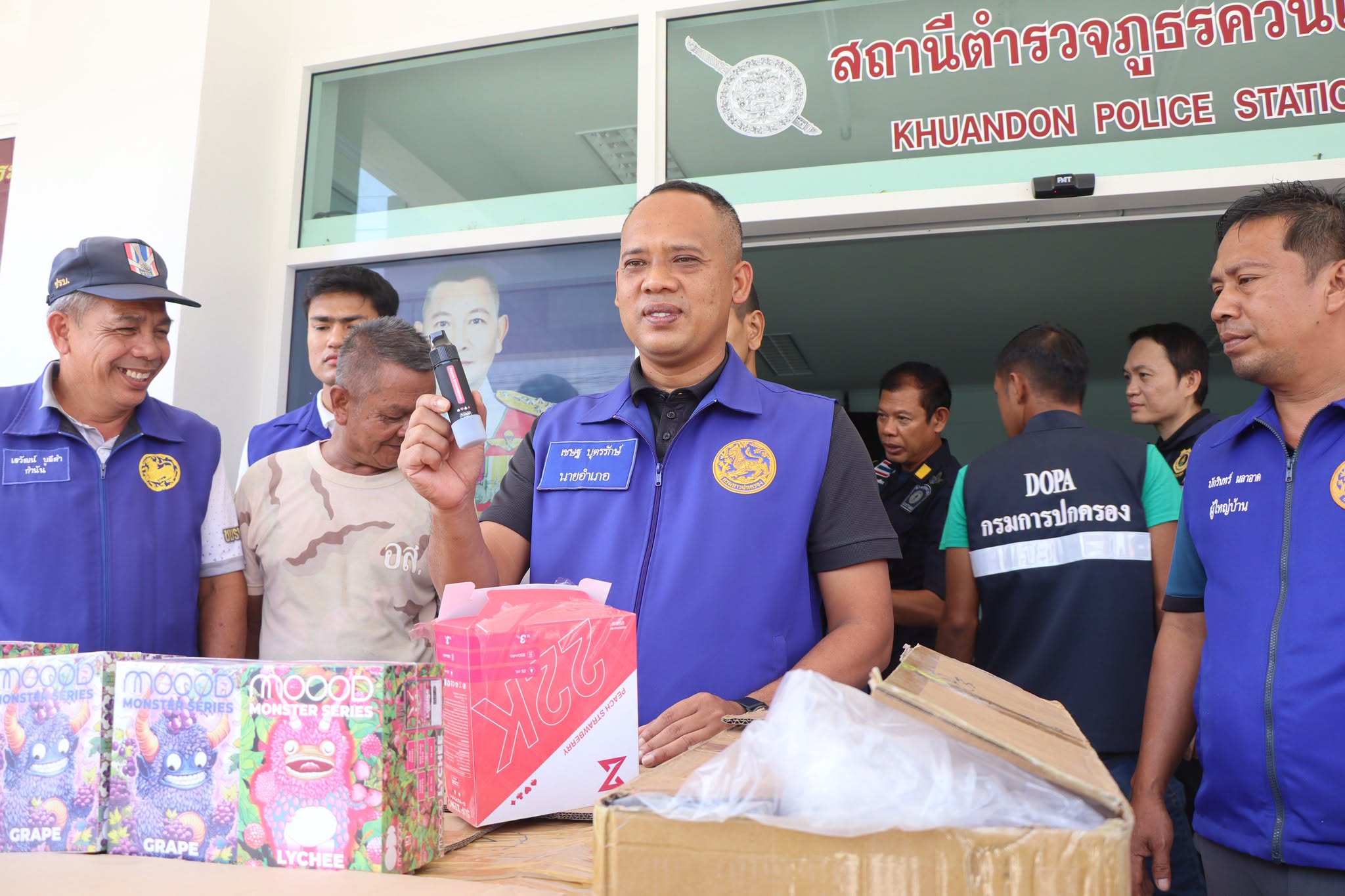 จังหวัดสตูล แถลงข่าวจับลักลอบนำเข้าบุหรี่ไฟฟ้าจากมาเลเซีย ยึดของกลาง 8,900 ชิ้น มูลค่ากว่า 2 ล้านบาท