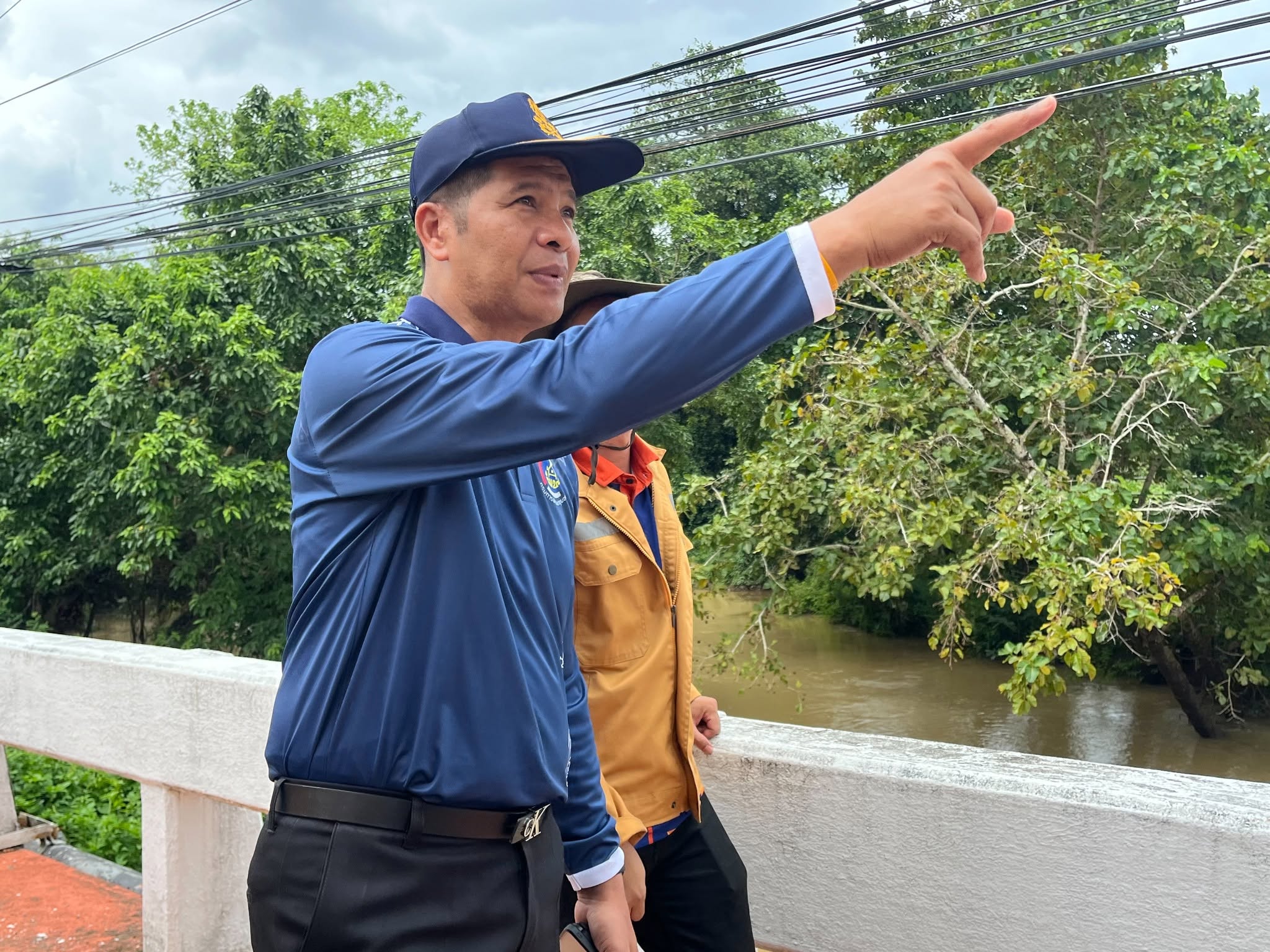 ผู้ว่าฯ สตูล ลงพื้นที่ติดตามการติดตั้งไฟส่องสว่างบริเวณสะพานฉลุง เพิ่มความปลอดภัยและช่วยสังเกตระดับน้ำในคลอง