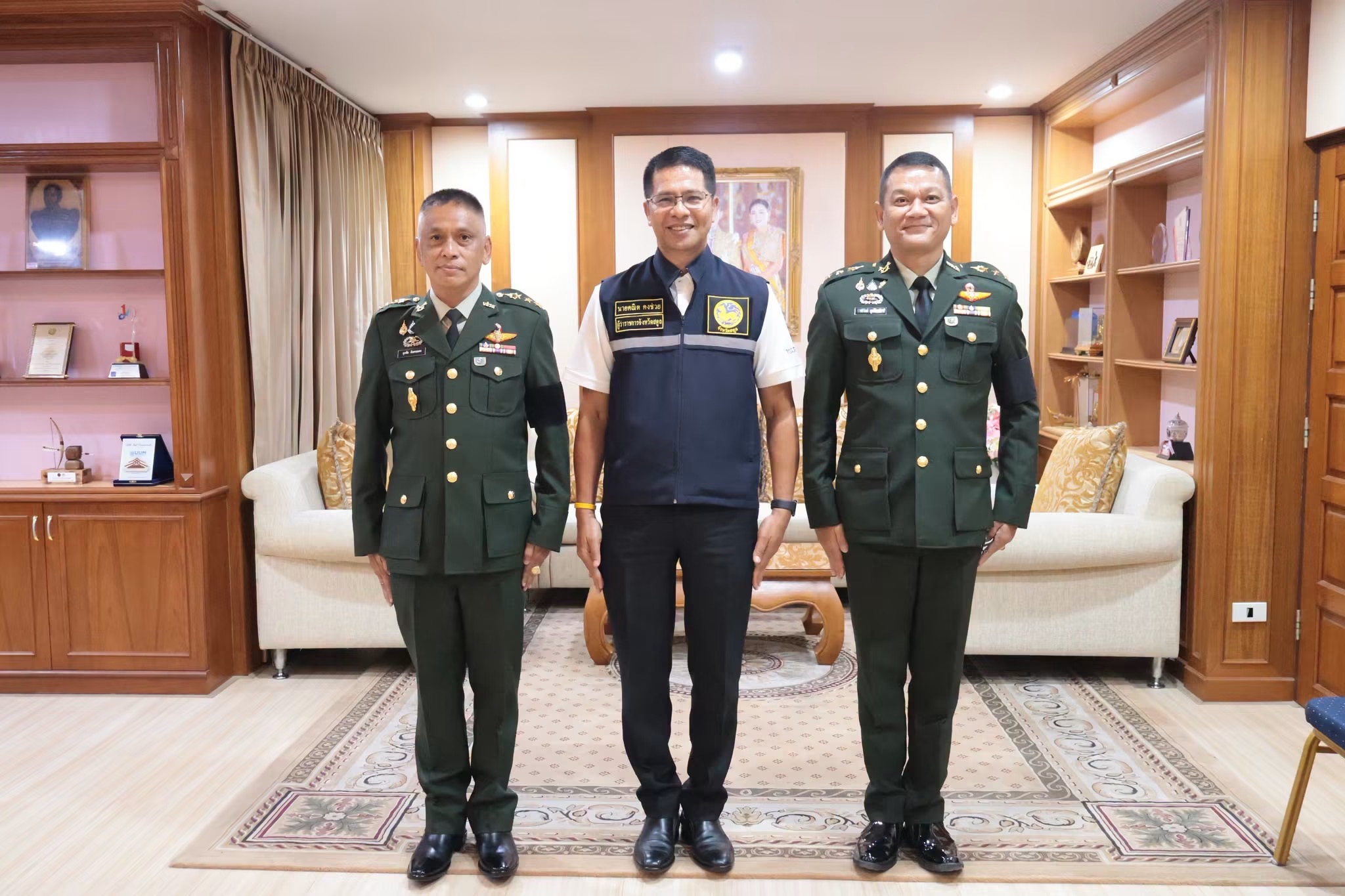 ผู้ว่าฯ สตูล ให้การต้อนรับ รอง ผอ.รมน.จังหวัด ส.ต. (ฝ่ายทหาร) ท่านใหม่  และพร้อมกับส่ง รอง ผอ.รมน.จังหวัด ส.ต.(ฝ่ายทหาร) ท่านเก่า