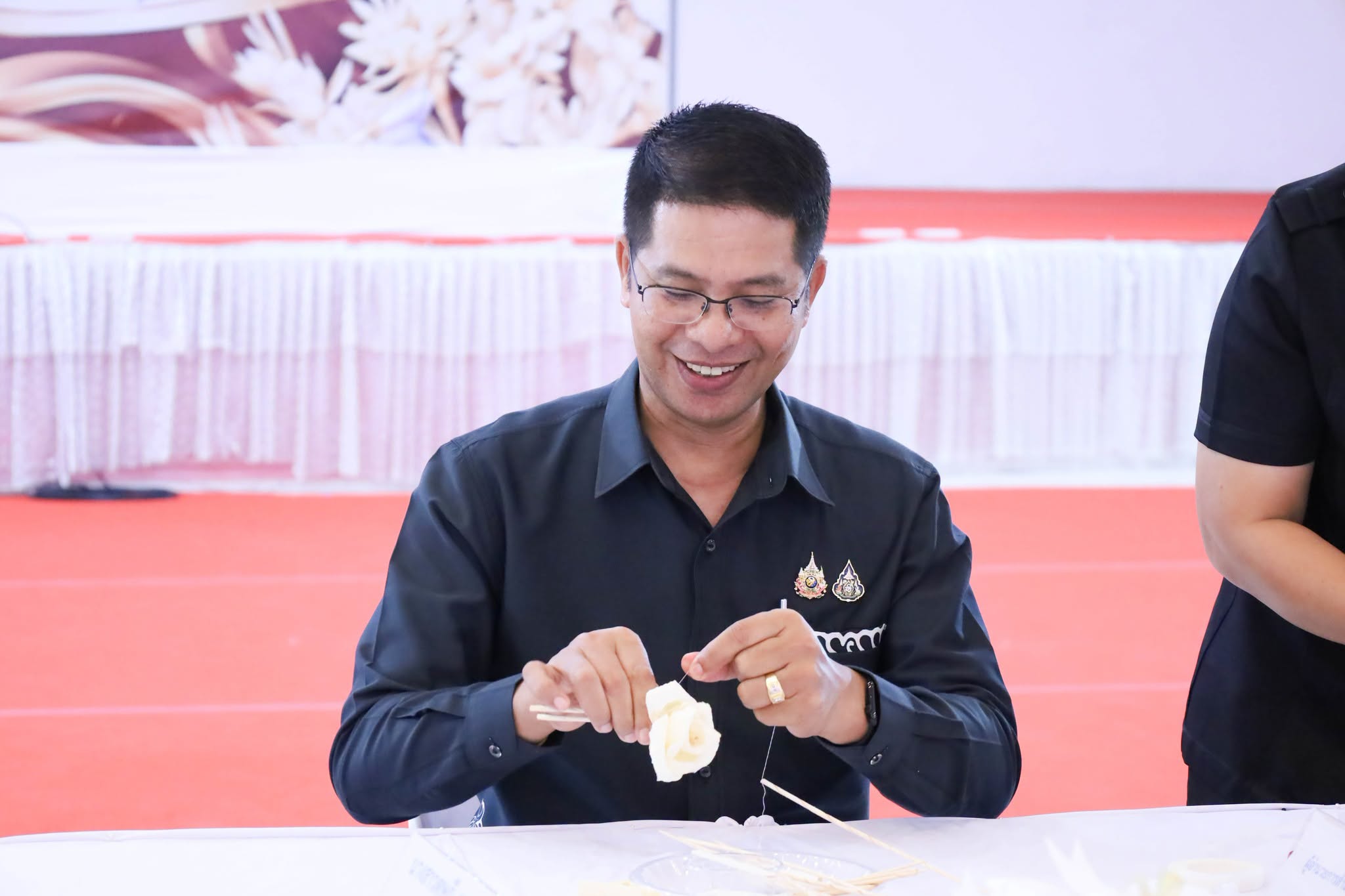 ผู้ว่าฯ สตูล ร่วมประดิษฐ์ดอกไม้จันทน์ เตรียมความพร้อมพิธีถวายดอกไม้จันทน์ของประชาชน