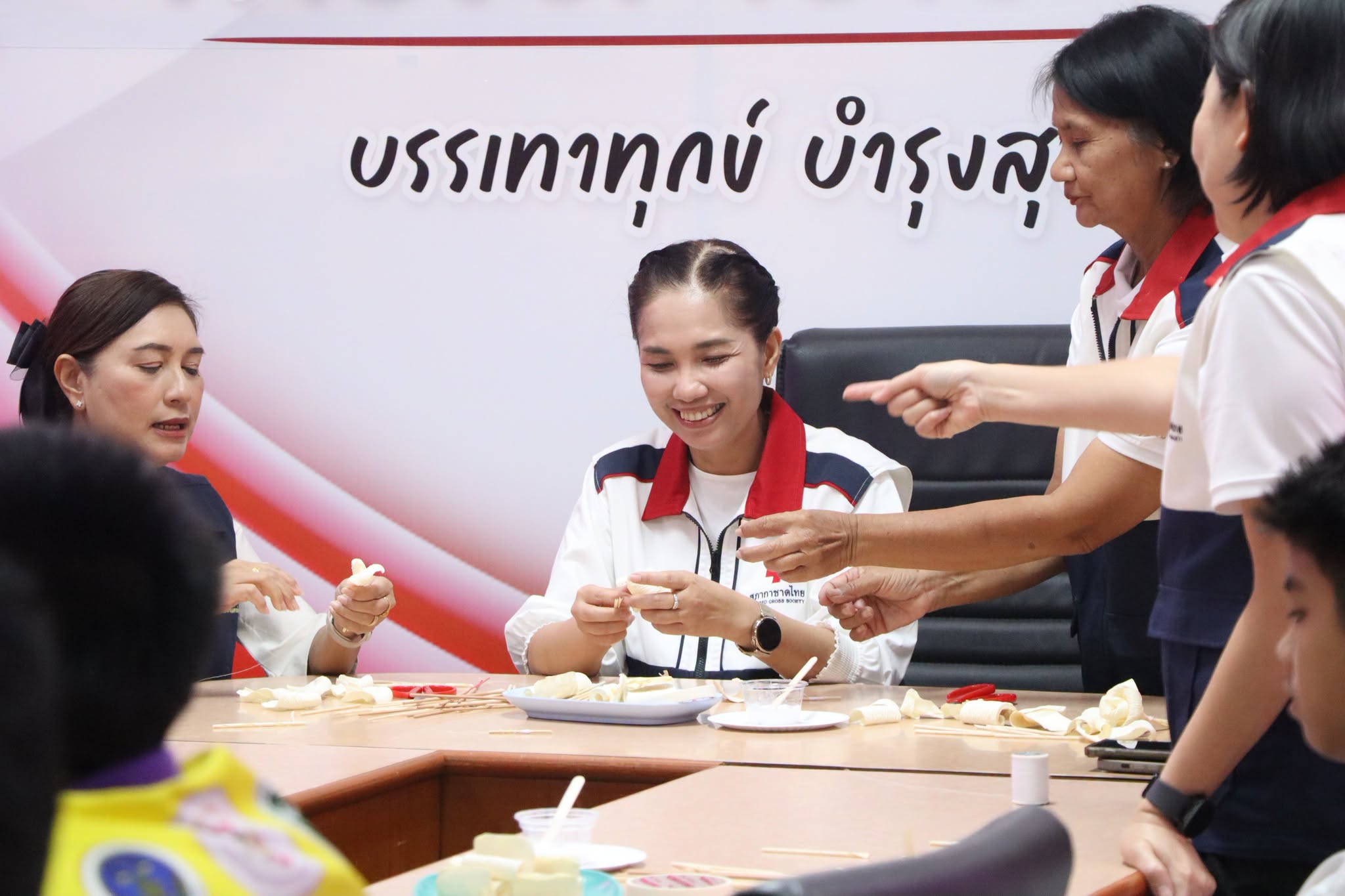 รองผู้ว่าฯ สตูล พร้อมนายกเหล่ากาชาดจังหวัด ร่วมประดิษฐ์ดอกไม้จันทน์ เตรียมความพร้อมพิธีถวายดอกไม้จันทน์ของประชาชน