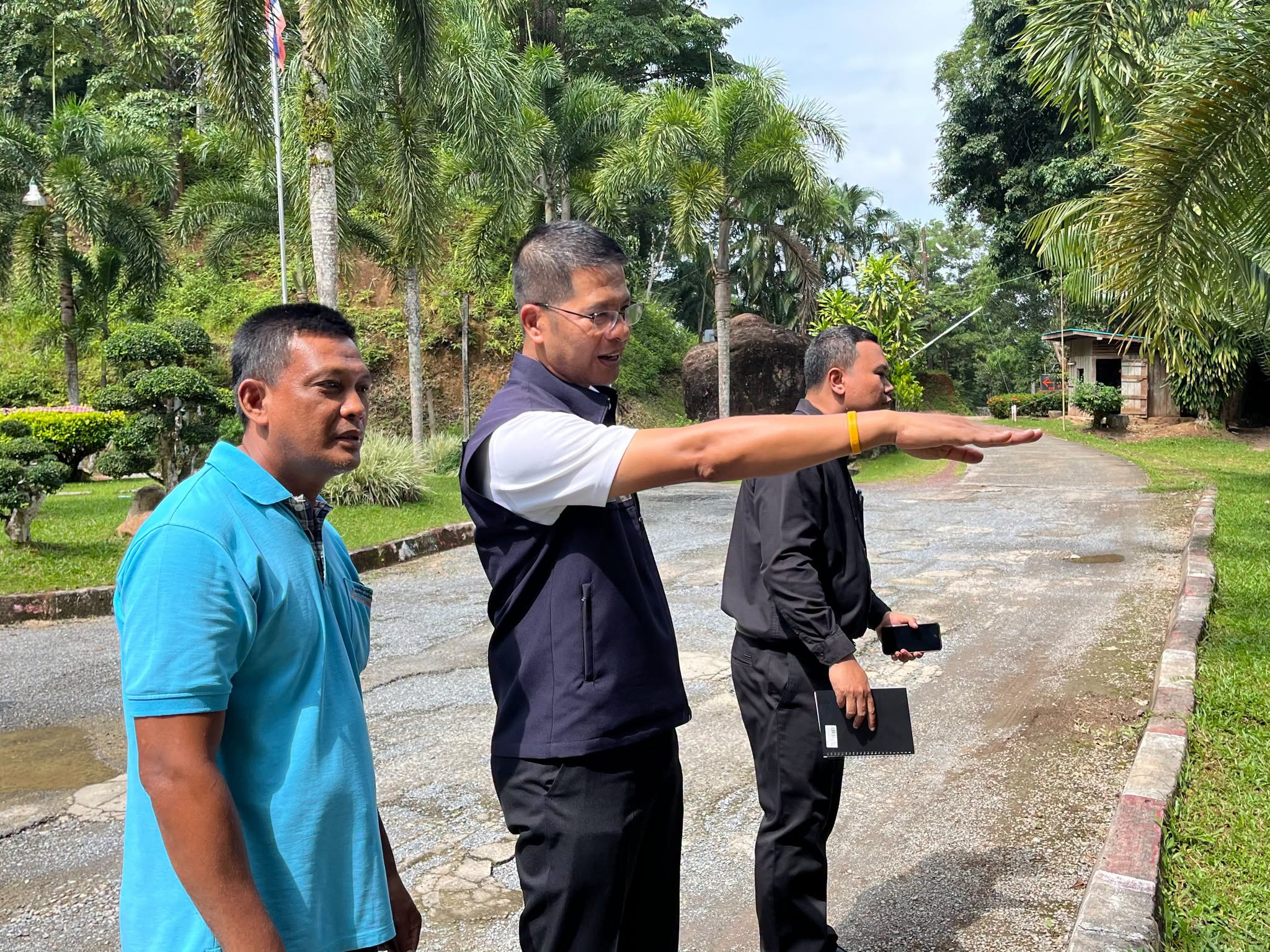 ผู้ว่าฯ สตูล ลงพื้นที่ติดตามสถานการณ์น้ำ 3 จุดสำคัญ กำชับหน่วยงานเร่งขุดลอกและกำจัดสิ่งกีดขวางทางน้ำ