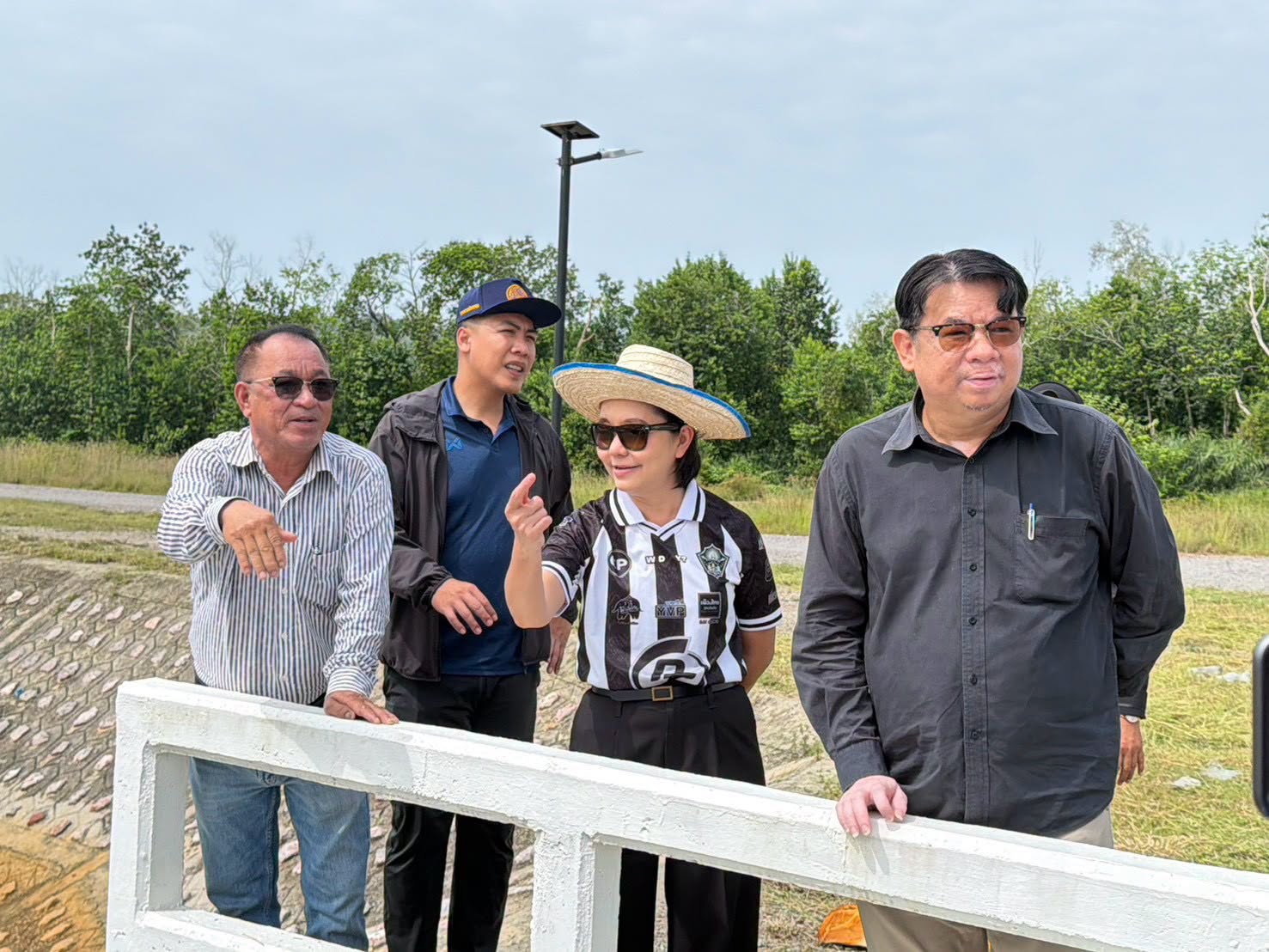 รองผู้ว่าฯ สตูล ลงพื้นที่ติดตามสถานการณ์น้ำ 4 จุดในอำเภอละงู สั่งบริหารจัดการน้ำและเร่งขุดลอกคลอง เตรียมพร้อมรับมืออุทกภัย