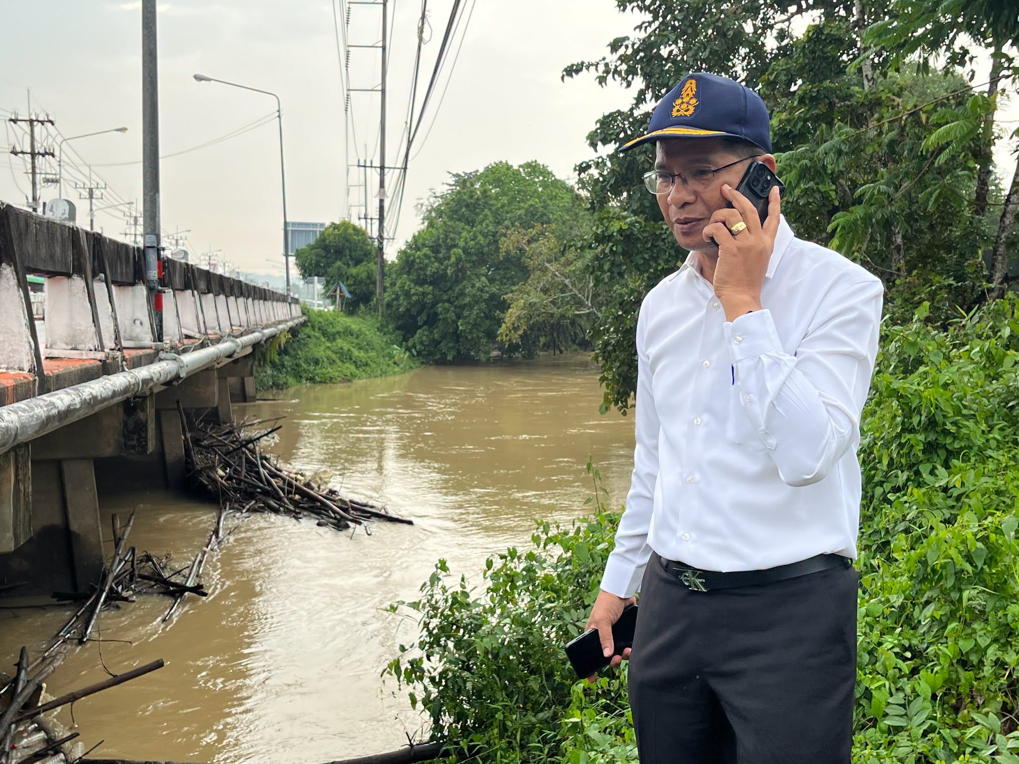 ผู้ว่าฯ สตูล ลงพื้นที่ติดตามสถานการณ์น้ำบริเวณบ้านฉลุงเหนือ สั่งเร่งกำจัดสิ่งกีดขวางทางน้ำ เฝ้าระวังสถานการณ์ใกล้ชิด