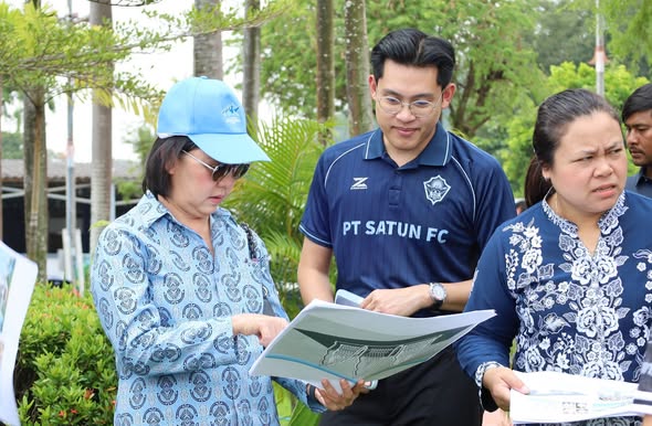 รองผู้ว่าฯ สตูล ลงพื้นที่ตรวจสอบและหารือปรับปรุงภูมิทัศน์ซุ้มถวายดอกไม้จันทน์ เตรียมความพร้อมงานพระราชพิธีถวายพระเพลิงพระบรมศพสมเด็จพระพันปีหลวง ให้สมพระเกียรติ