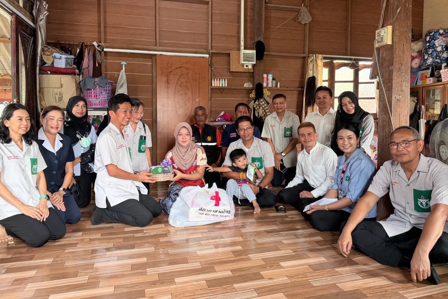 ผู้ว่าฯ สตูล นำหน่วยแพทย์เคลื่อนที่ พอ.สว. ลงพื้นที่ตำบลปูยู ให้บริการตรวจสุขภาพประชาชน พร้อมมอบถุงธารน้ำใจและเยี่ยมผู้เปราะบางถึงบ้าน