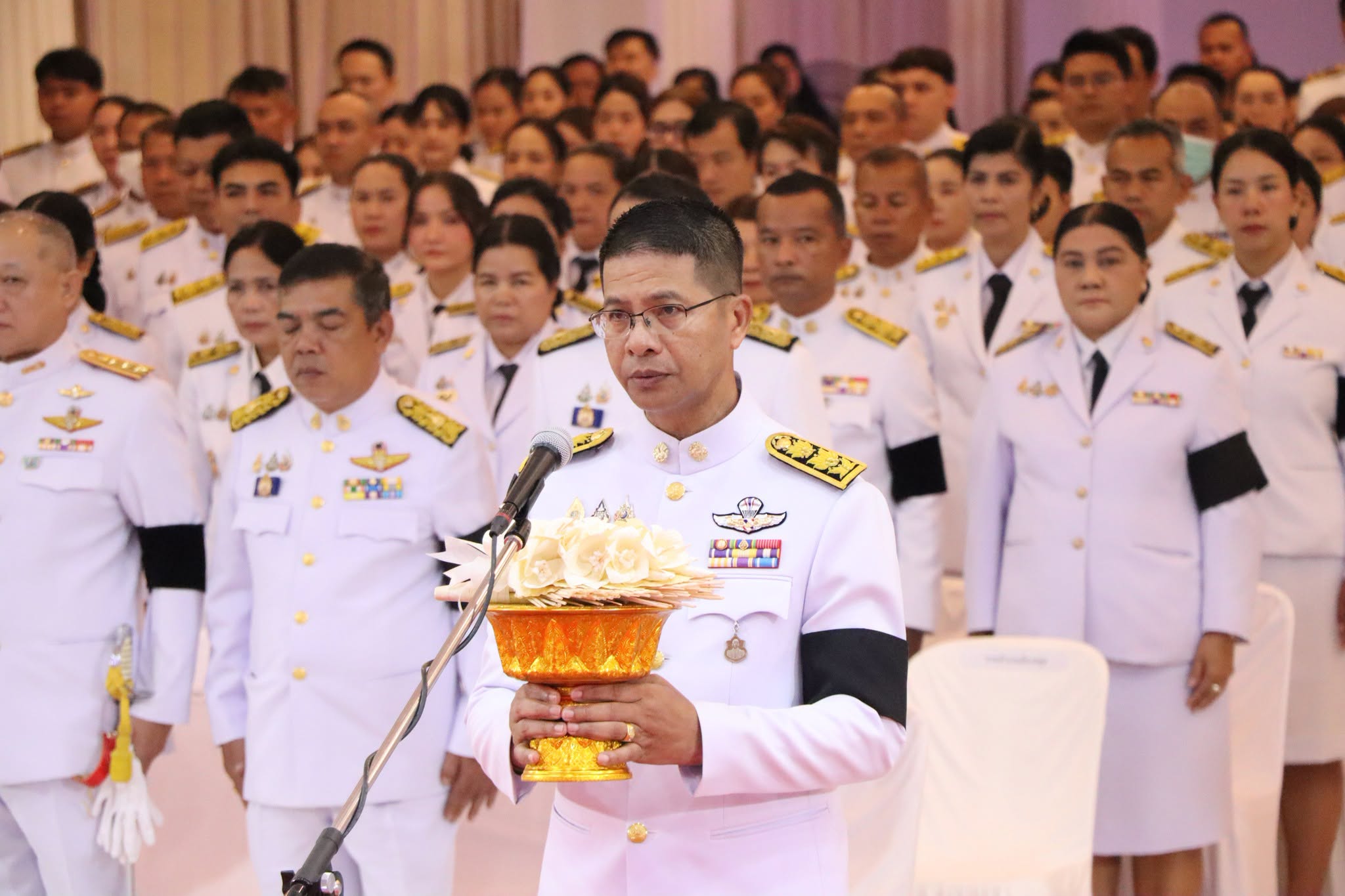 ผู้ว่าฯ สตูล นำประกอบพิธีถวายดอกไม้จันทน์ภาคประชาชนตัวแทน น้อมถวายความอาลัยและสำนึกในพระมหากรุณาธิคุณพระบรมชนนีพันปีหลวง
