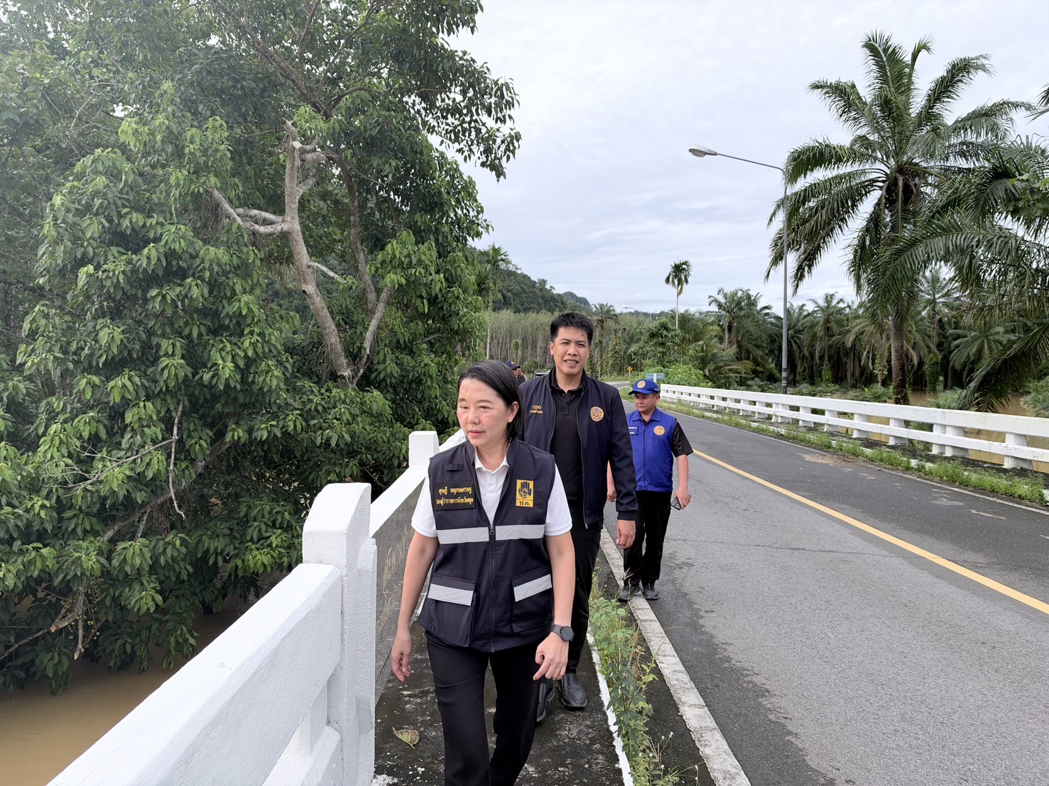 รองผู้ว่าฯ สตูล ลงพื้นที่ติดตามสถานการณ์น้ำท่วมอำเภอละงู พร้อมตรวจสอบเหตุต้นไม้ล้มบนถนนสายโกตา&ndash;ทุ่งนางแก้ว เร่งวางแนวทางป้องกันอันตรายแก่ประชาชน
