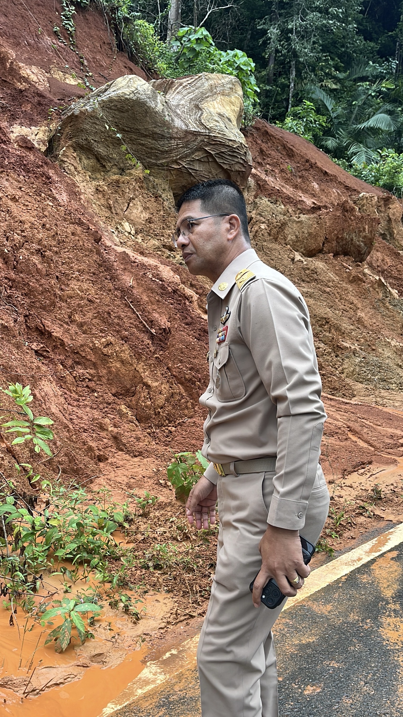 ผู้ว่าฯ สตูล ลงพื้นที่ตำบลวังประจัน เยี่ยมผู้ประสบอุทกภัย ตรวจสอบจุดดินสไลด์ วางแผนป้องกันภัยพิบัติระยะยาว