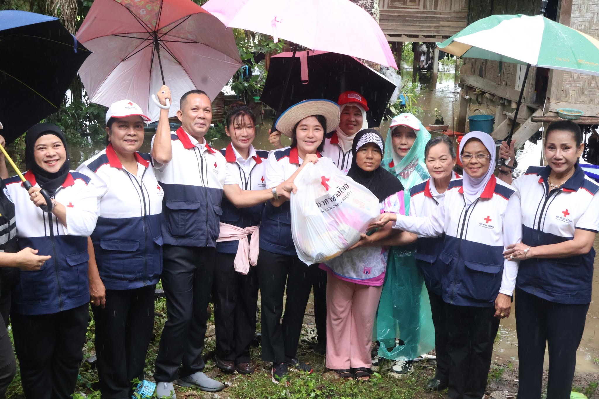 เหล่ากาชาดจังหวัดสตูล ลงพื้นที่เยี่ยมให้กำลังใจผู้ประสบอุทกภัย อำเภอละงู มอบถุงยังชีพช่วยบรรเทาความเดือดร้อน