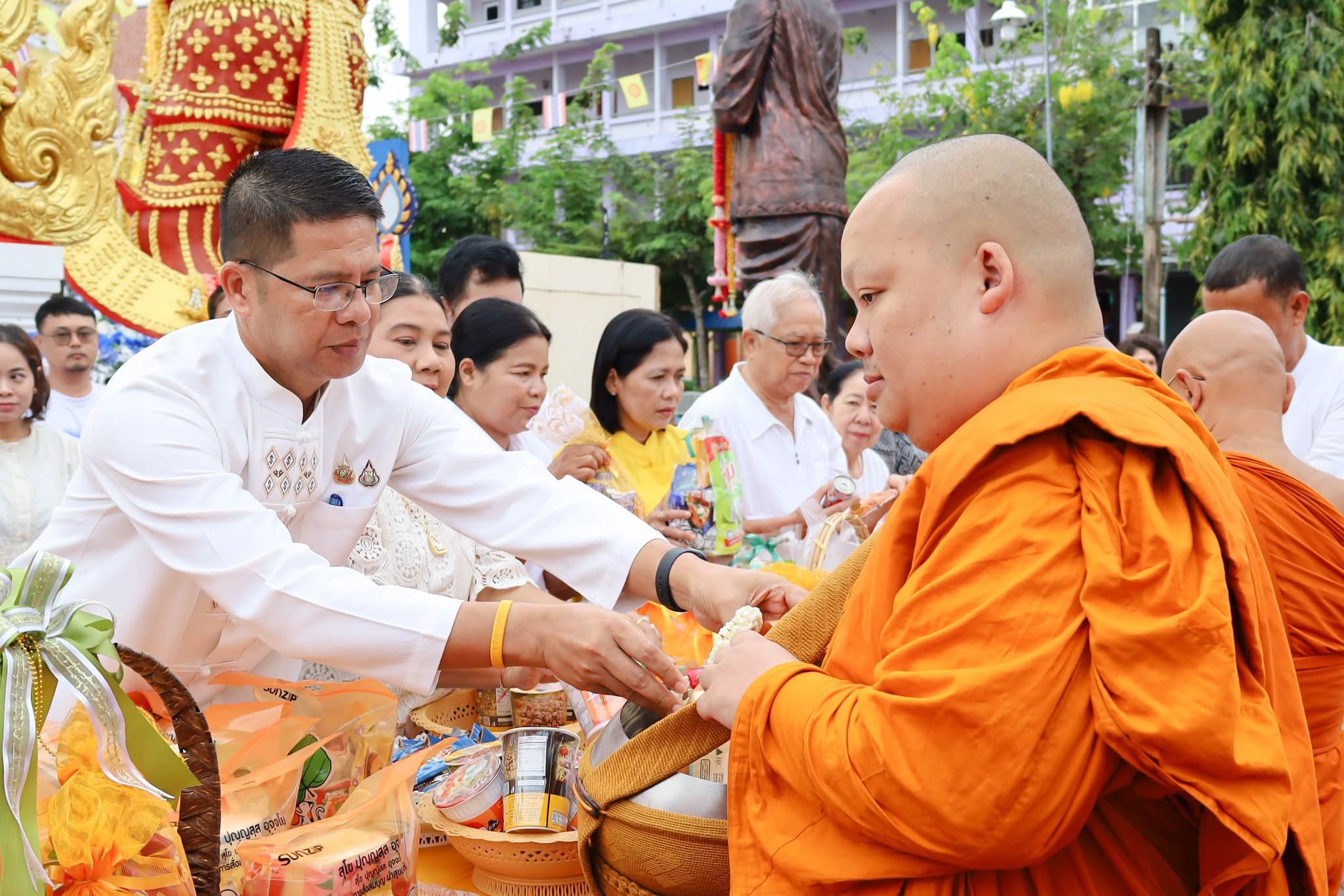 ผู้ว่าฯ สตูล นำพุทธศาสนิกชนร่วมทำบุญตักบาตรเทโว พร้อมร่วมขบวนอัญเชิญ พระพุทธอภัยมงคลสมังคี สืบสานประเพณีทางพระพุทธศาสนา