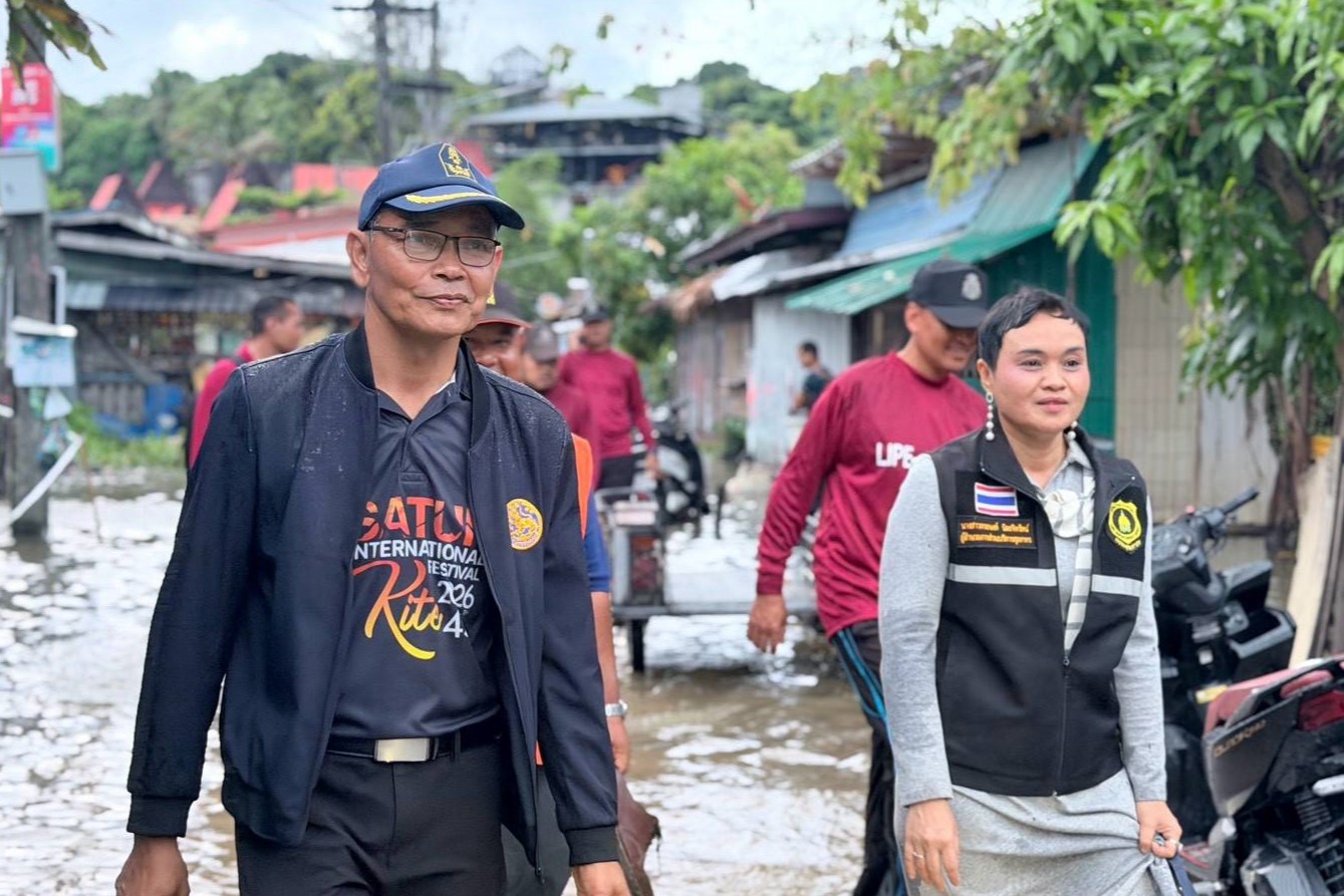 จังหวัดสตูล เร่งสูบน้ำชุมชนอูเส็น พร้อมทั้งเปิดโรงเรียนบ้านเกาะหลีเป๊ะเป็นศูนย์พักพิง 2 ชั้น ช่วยเหลือผู้ประสบภัย