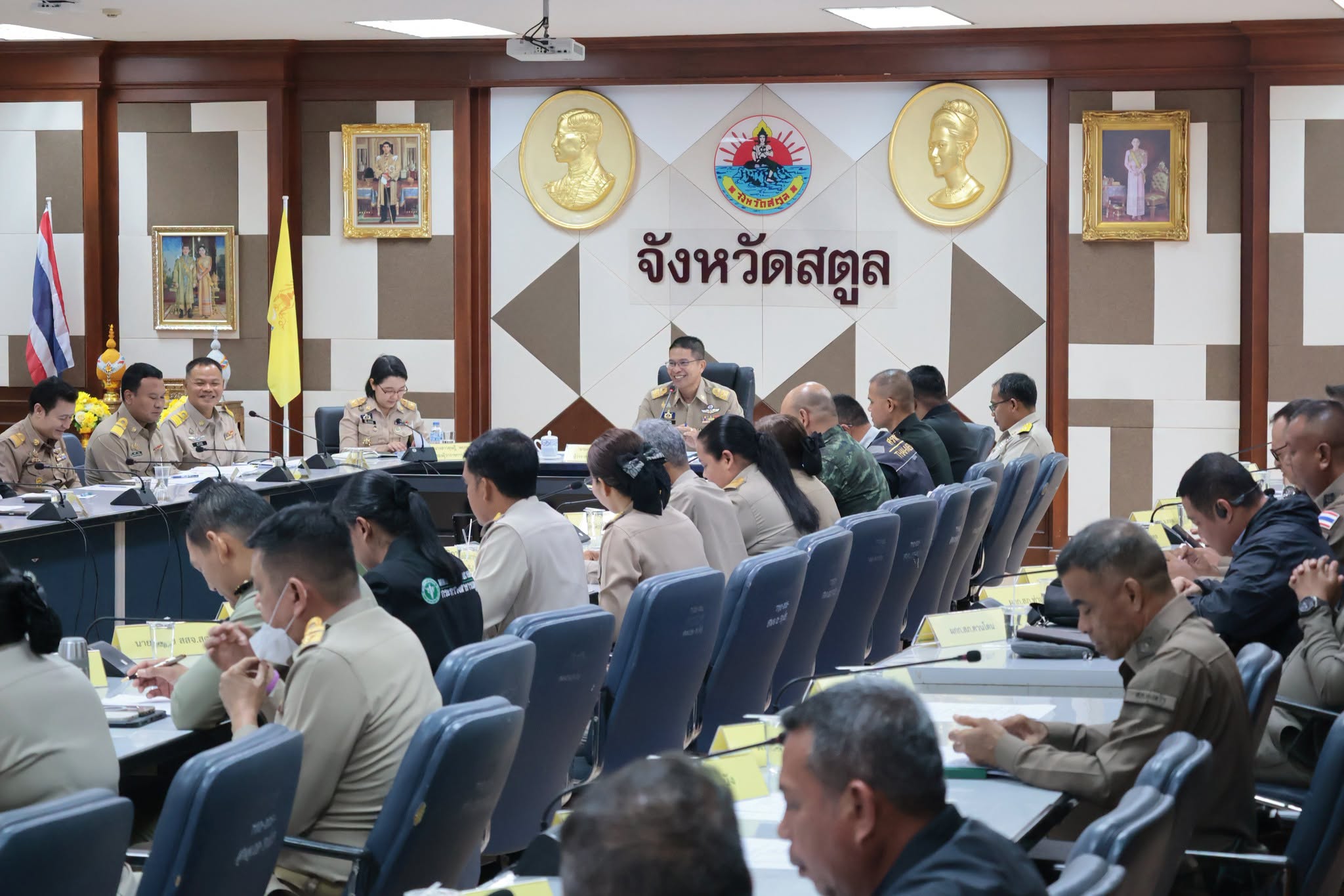 ผู้ว่าฯ สตูล ประชุมคณะกรรมการรักษาความมั่นคงฯ และศูนย์อำนวยการป้องกันและปราบปรามยาเสพติดจังหวัดสตูล  ติดตามสถานการณ์และผลการดำเนินงานด้านความมั่นคง ประจำเดือนตุลาคม 2569