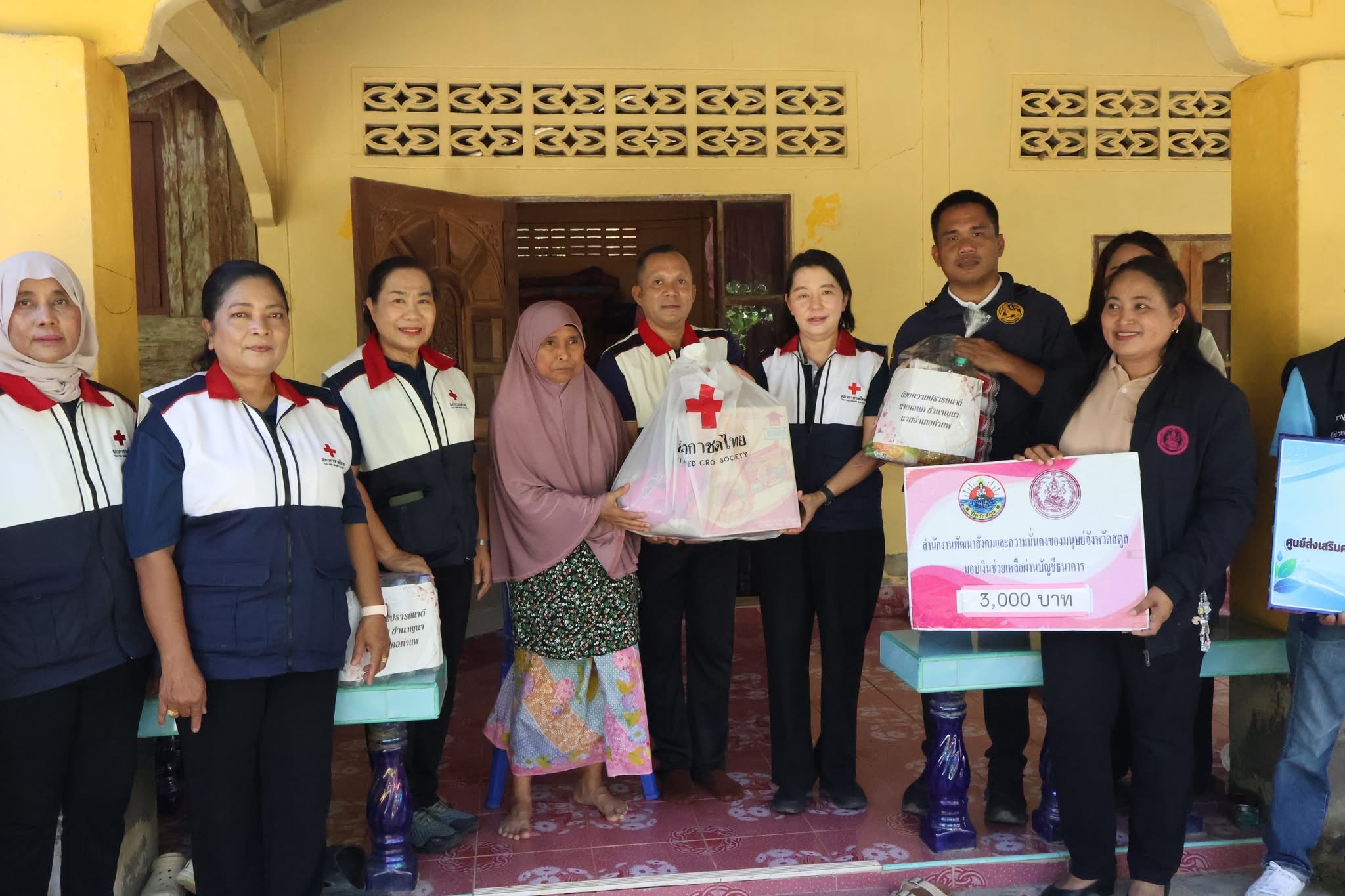 เหล่ากาชาดจังหวัดสตูล เยี่ยมให้กำลังใจกลุ่มเปราะบางประสบอุทกภัยในอำเภอท่าแพ มอบถุงยังชีพ 7 ชุด บรรเทาความเดือดร้อน
